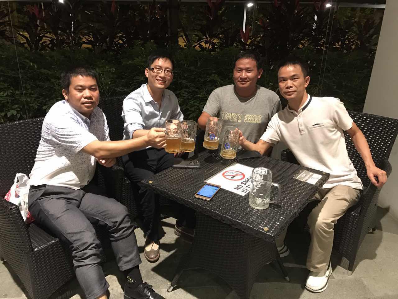 和博士老板组之前的学者们喝酒聊天